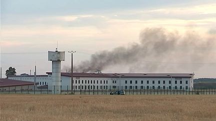 De la fumée s'échappe de la prison de&nbsp;Vivonne-Poitiers (Vienne), le 12 septembre 2016. (FRANCE 2)