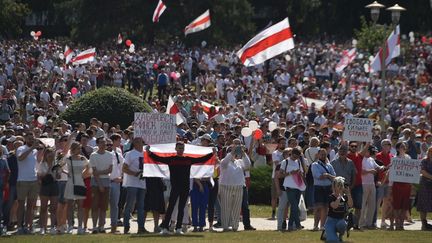 Des milliers de personnes défilaient à Minsk (Biélorussie), le 16 août 2020, lors d'une "Marche pour la liberté" contre la réélection du président Alexandre Loukachenko. (SERGEI GAPON / AFP)