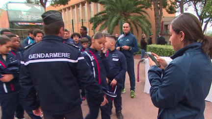 Le gouvernement s'est engagé à sévir, face aux récentes violences perpétrées par des mineurs. Gabriel Attal s'est rendu à Nice, lundi 22 avril, dans un établissement ouvrant ses portes à des jeunes pendant les vacances scolaires pour un "séjour de remobilisation". Quel est le principe ? (France 2)