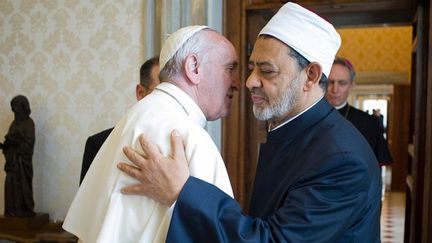 Le 23 mai 2016, le pape François accueille le grand imam égyptien de la mosquée al-Azhar, Cheikh Ahmed Mohamed al-Tayeb, au Vatican. (OSSERVATORE ROMANO / AFP)