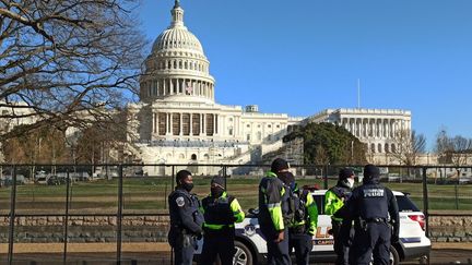 Des policiers devant le Capitole à Washington (Etats-Unis), le 8 janvier 2021. (STRINGER / SPUTNIK / AFP)