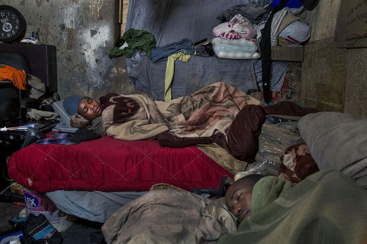 Après une semaine de dur labeur, des migrants zimbabwéens dorment pendant le week-end dans un des immeubles squattés&nbsp;du centre-ville de Johannesburg (Afrique du Sud). (JONATHAN TORGOVNIK / THE VERBATIM AGENCY)