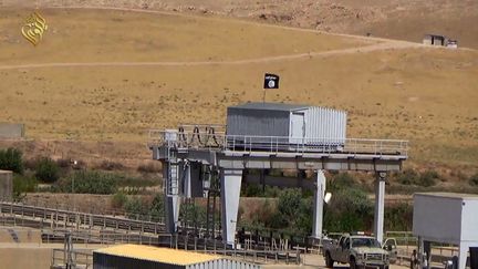 Le drapeau de l'Etat islamique flotte sur le barrage de Mossoul (Irak) depuis le 7 ao&ucirc;t 2014. (WELAYAT NINEVEH MEDIA OFFICE / AFP)