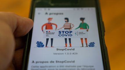 L'application StopCovid, sur un smartphone, le 2 juin 2020, en France.&nbsp; (RICCARDO MILANI / HANS LUCAS / AFP)