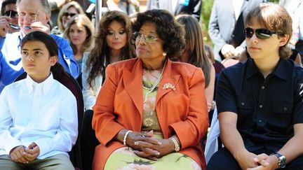 Katherine Jackson entourée de ses petits-enfants Blanket et Prince, en août 2011
 (ROBYN BECK / AFP)