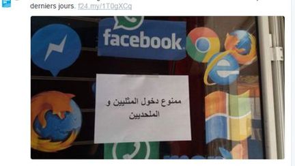 Affichette apposée sur un magasin de Tunis, apparemment un café internet, expliquant en arabe: «Interdit d'entrer aux homosexuels et aux athées (capture d'écran de Twitter). (Capture d&#039;écran de Twitter )