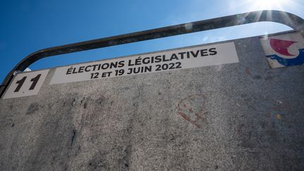 Un panneau d'affichage&nbsp;pour les élections législatives, à Paris, le 30 mai 2022. (RICCARDO MILANI / HANS LUCAS / AFP)