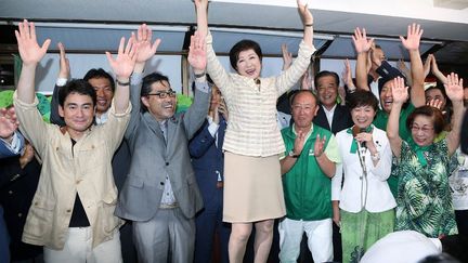 Juchée sur une table, savourant sa victoire, Mme Koike sait qu'elle devra gérer une économie de la taille de celle de l'Indonésie et préparer l'immense agglomération de 13,6 millions d'habitants à un possible tremblement de terre majeur, une crainte omniprésente au Japon depuis le séisme et le tsunami de mars 2011. Mais cette ancienne journaliste, proche des ultranationalistes, n'est pas une nouvelle venue en politique. Elle a été successivement ministre de l'Environnement et de la Défense, et parle couramment l'anglais et l'arabe. Une rareté dans l'archipel. (JIJI PRESS / AFP)