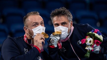 Nicolas Peifer et&nbsp;Stéphane Houdet&nbsp;savourent leur médaille d'or remportée aux Jeux paralympiques de Tokyo, le 3 septembre. (PHILIP FONG / AFP)