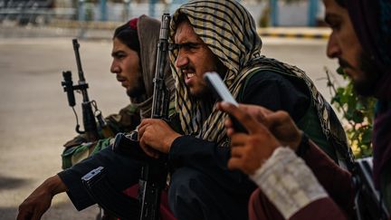 Des combattants talibans près de l'aéroport Hamid Karzai à Kaboul (Afghanistan). (MARCUS YAM / LOS ANGELES TIMES via GETTYIMAGES)