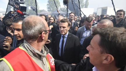 Emmanuel Macron à l'usine Whirlpool, à Amiens, le 26 avril 2017. (ERIC FEFERBERG / AFP)