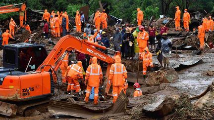 Les secours sont à la recherche de personnes ensevelies après des glissements de terrain dans le Kerala (Inde), le 8 août 2020. (AFP)