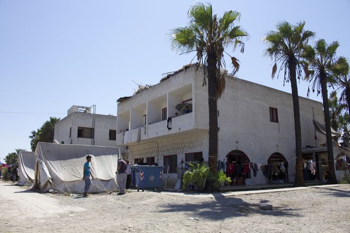 Des tentes de M&eacute;decins sans fronti&egrave;res sont install&eacute;es dans la cour du Captain Elias, &agrave; Kos (Gr&egrave;ce), le 19 ao&ucirc;t 2015. (BENOIT ZAGDOUN / FRANCETV INFO)