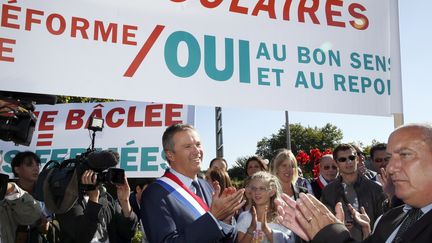 Le maire d'Yerres (Essonne), Nicolas Dupont-Aignan (Debout la R&eacute;publique), lors d'une manifestation contre la r&eacute;forme des rythmes scolaires, &agrave; Evry, le 3 septembre 2014.&nbsp; (PATRICK KOVARIK / AFP)