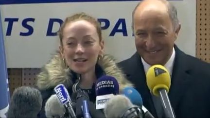 Florence Cassez, ici aux c&ocirc;t&eacute;s de Laurent Fabius, donne une conf&eacute;rence de presse &agrave; son arriv&eacute;e &agrave; l'a&eacute;roport de Roissy Charles-de-Gaulle, &agrave; Paris. ( FRANCE 2 / FRANCETV INFO)