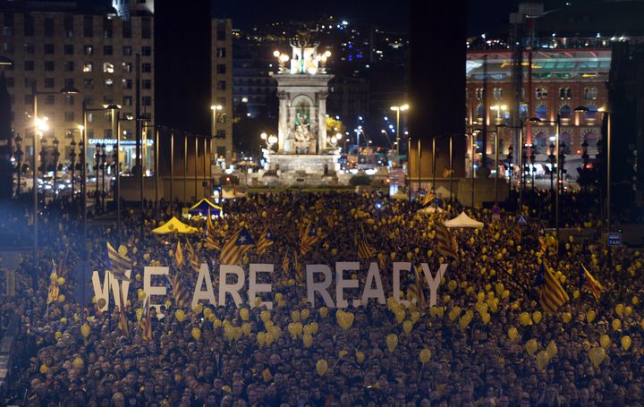 Manifestation en faveur du vote consultatif sur l'ind&eacute;pendance de la Catalogne, &agrave; Barcelone, le 7 novembre 2014.&nbsp; (EVRIM AYDIN / ANADOLU AGENCY / AFP)