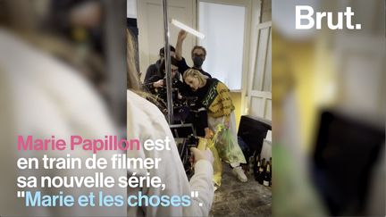 Marie Papillon est en train de filmer sa nouvelle série "Marie et les Choses".