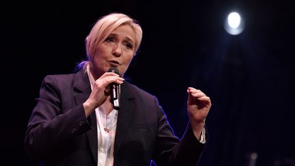 Marine Le Pen, candidate du Rassemblement national à l'élection présidentielle, lors d'un échange avec des jeunes à la Maison de la Radio et de la Musique, à Paris, le 22 février 2022. (JULIEN DE ROSA / AFP)
