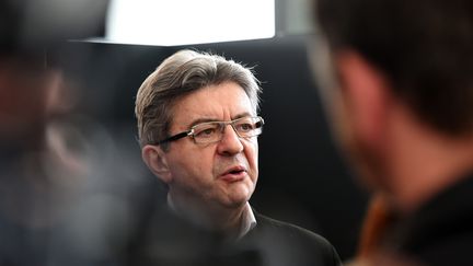 Jean-Luc Mélenchon répond aux questions de journalistes lors de sa visite à l'université de Lille-I, le 11 avril 2017, à Villeneuve-d'Ascq (Nord).&nbsp; (FRANCOIS LO PRESTI / AFP)