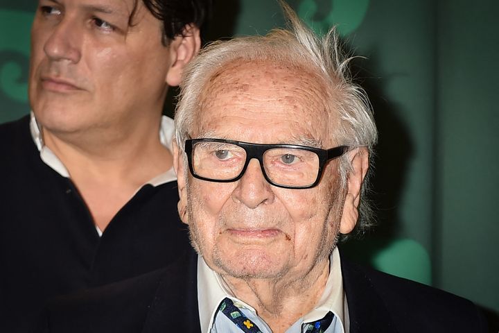 Rodrigo Basilicati-Cardin (à gauche) avec le couturier Pierre Cardin le 21 septembre 2020 au théâtre du Chatelet à Paris&nbsp; (LUCAS BARIOULET / AFP)