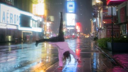 Avant le d&eacute;luge, certains touristes&nbsp;s'en sont donn&eacute; &agrave; c&oelig;ur joie dans les rues d&eacute;sertes de Times Square.&nbsp; (ADREES LATIF / REUTERS)