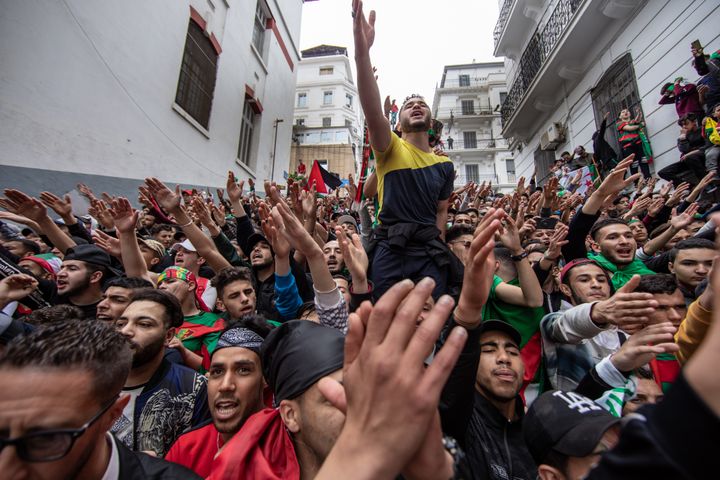 Pendant les manifestations des vendredis,&nbsp;les supporters du club de foot dUSMA se rassemblent sur cette place au centre d'Alger.&nbsp; (NADIA FERROUKHI / HANS LUCAS)