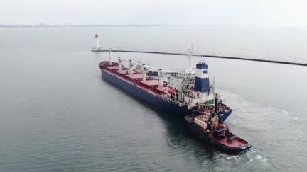 Pour la première fois depuis le début du conflit un navire céréalier contenant plus de 26 000 tonnes de maïs a été autorisé à partir du port d’Odessa (Ukraine) lundi 1er août. (FRANCE 2)