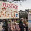 Un rassemblement à Paris, place de la Nation, à l'appel d'associations, collectifs et personnalités contre les violences faites aux enfants et aux adolescents, le 16 novembre 2024. (PASCAL SONNET / HANS LUCAS / AFP)