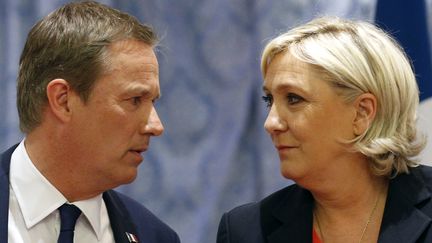 Nicolas Dupont-Aignan et Marine Le Pen, le 29 avril 2017, à Paris. (GEOFFROY VAN DER HASSELT / AFP)