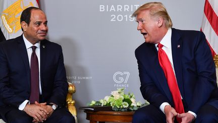 Le président égyptien et président de l'Union africaine, Abdel Fattah al-Sissi (à gauche) et le président américain Donald Trump (à droite) lors d'une réunion bilatérale à Biarritz, dans le sud-ouest de la France, le 26 août 2019, le troisième jour du sommet annuel du G7 Sommet.&nbsp; (NICHOLAS KAMM / AFP)