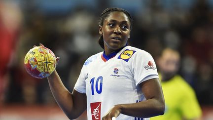 La Française&nbsp;Grace Zaadi durant le match du tour préliminaire contre le Monténégro, mardi 7 décembre. (PAU BARRENA / AFP)