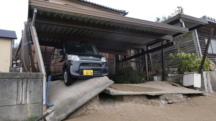 A Nishiaraya, le sol s’est dérobé sous les bâtiments, et les routes se sont pliées, s’élevant de deux mètres par endroits. (Karyn Nishimura / RADIO FRANCE)