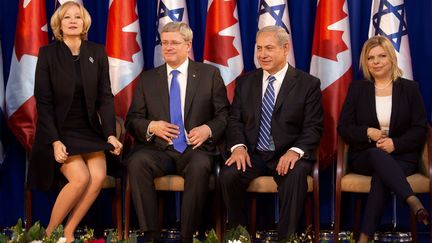 Le Premier ministre isra&eacute;lien&nbsp;Benyamin Netanyahu (2&egrave;me D) pose en compagnie de son homologue canadien&nbsp;Stephen Harper et leurs &eacute;pouses respectives lors d'une rencontre &agrave; J&eacute;rusalem (Isra&euml;l), le 19 janvier 2014. (MENAHEM KAHANA / AFP)