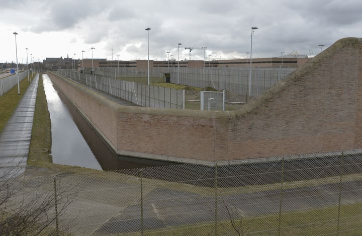 Photo prise le 20 mars 2016 des douves qui entourent la prison de Bruges. (JOHN THYS / AFP)