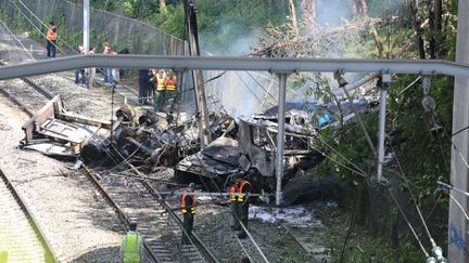 &nbsp; (Le camion s'est entièrement embrasé après être tombé sur les voies © MaxPPP)