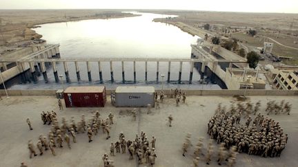 Des troupes am&eacute;ricaines se rassemblent au barrage de Haditha, le 19 f&eacute;vrier 2005, dans l'ouest de l'Irak. (JAIME RAZURI / AFP)