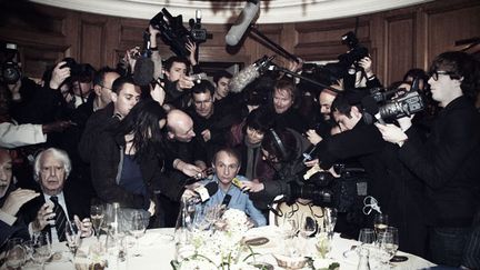 Michel Houellebecq, apr&egrave;s avoir re&ccedil;u le prix Goncourt pour "La carte et le territoire" (Flammarion), le 8 novembre 2010 au restaurant Drouant, &agrave; Paris.&nbsp; (NIVIERE / SIPA)