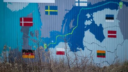 Une carte du tracé du gazoduc Nord Stream 2 à Lubmin, dans le nord de l'Allemagne, le 7 janvier 2022. (STEFAN SAUER / DPA / AFP)