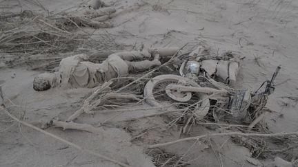 Les cendres du mont Sinabung recouvrent le corps d'un homme tu&eacute; par une &eacute;ruption volcanique &agrave; Karo (Indon&eacute;sie), le 1er f&eacute;vrier 2014. (SUTANTA ADITYA / AFP)