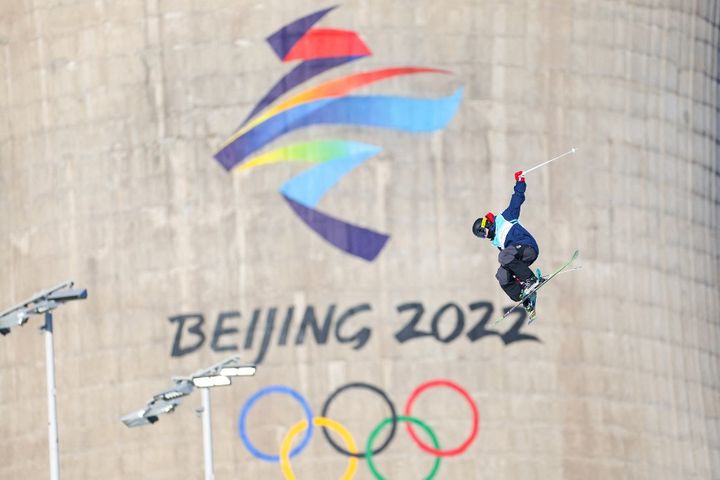 Une skieuse lors de la compétition de Big Air libre, dans l'ancienne zone industrielle de Shougang, aux Jeux olympiques d'hiver de Pékin, le 8 février 2022. (OSPORTS / OSPORTS / AFP)