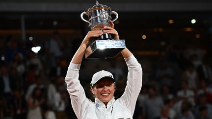 Iga Swiatek soulève la coupe Suzanne-lenglen après sa victoire en finale de Roland-Garros, samedi 4 juin. (ANNE-CHRISTINE POUJOULAT / AFP)