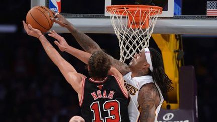 Joakim Noah à l'attaque du cercle des Lakers