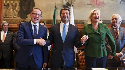 André Ventura, du parti portugais d'extrême droite portugais, avec Marine Le Pen, du RN, et Tino Chrupalla, porte-parole du parti allemand AfD, à Lisbonne le 24 novembre 2023. (JOSE SENA GOULAO / MAXPPP)