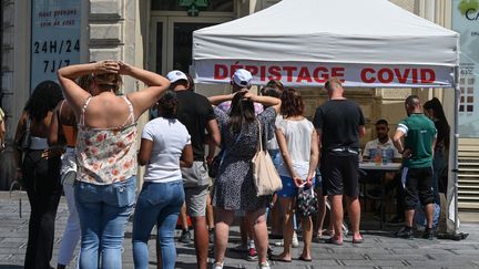 Des personnes attendent de&nbsp;faire un test au Covid-19 à Montpellier (Hérault), le 9 août 2021. (PASCAL GUYOT / AFP)