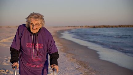 Ruby Holt, 100 ans, n'avait jamais quitt&eacute; le Tennessee, a d&eacute;couvert l'oc&eacute;an pour la premi&egrave;re fois le 19 novembre 2014. (BRYNN ANDERSON/AP/SIPA / AP)