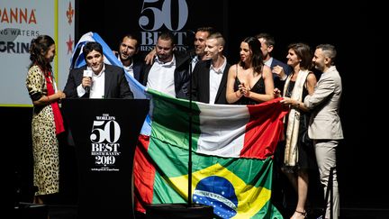 Mauro Colagreco (micro à la main) après son sacre mardi 25 juin à Singapour.&nbsp; (THEODORE LIM / AFP)