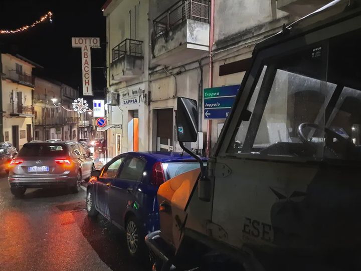 Un camion militaire stationne devant le tabac de Carmine Zappia qui a osé porter plainte contre un boss local de la ‘Ndrangheta. (BRUCE DE GALZAIN / RADIO FRANCE)