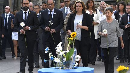 La maire de Barcelone, Ada Colau et le président de la région de Catalogne, Quim Torra entre autres, lors de la cérémonie anniversaire des attentats de Catalogne, le 17 août 2018. (LLUIS GENE / AFP)