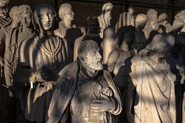 Des statues dans le "cimetière des statues" à Cantiere Marmisti, la marbrerie où le marbre de la carrière de Candoglia est transformé en pierres de taille, en éléments architecturaux et ornementaux, en sculptures et en statues pour la cathédrale Duomo de Milan (Italie), le 11 décembre 2024. (PIERO CRUCIATTI / AFP)