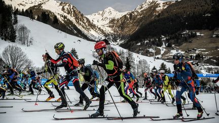 Les skieurs alpinistes au départ d'une course mythique en Italie, la Pierra-Menta, le 11 mars&nbsp; (JEFF PACHOUD / AFP)